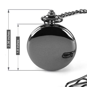 Puede incluir: Un reloj de bolsillo negro con cadena, que mide 4,6 cm de di&aacute;metro y 6 cm de alto.