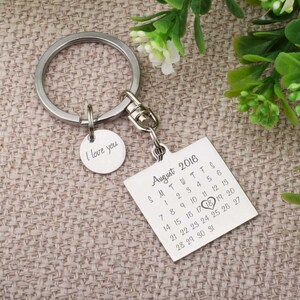Date keychain custom highlighted with heart, Calendar Key chain Personalized Anniversary Keychain,Gift for Girlfriend/Boyfriend