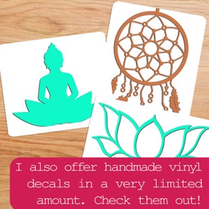 Puede incluir: Tres calcoman&iacute;as de vinilo que representan un Buda meditando, un atrapasue&ntilde;os y una flor de loto. Las calcoman&iacute;as est&aacute;n cortadas en vinilo turquesa y marr&oacute;n y est&aacute;n disponibles en cantidad limitada.