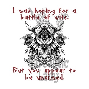 Könnte beinhalten: Schwarz-weiß-Illustration eines Wikingerkriegers mit einem gehörnten Helm, der zwei Äxte hält. Der Text "Ich hatte gehofft auf einen Kampf der Klugheit, Aber du scheinst unbewaffnet zu sein." ist in Rot geschrieben.