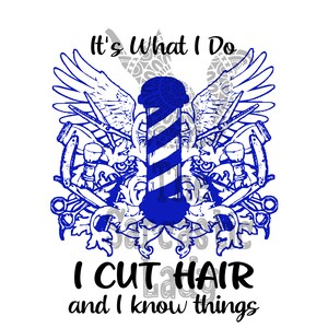 Puede incluir: Pólo de barbero azul y blanco con alas y otras herramientas de barbero que lo rodean. El texto dice "It's what I do I cut hair and I know things".