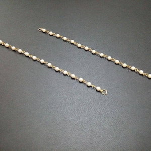 Puede incluir: Dos soportes de pendientes dorados con cuentas de perlas blancas. Earing Supporter D-3.4