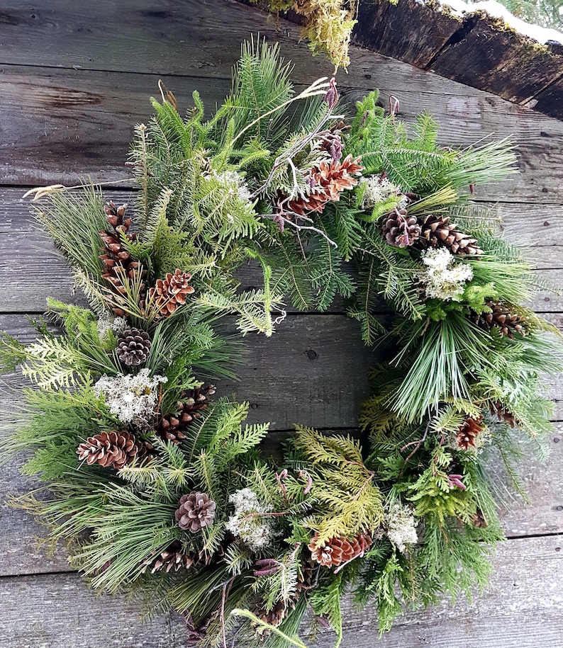 Frischer immergrüner Weihnachtskranz mit gesammelten Tannenzapfen und natürlichem Moos Bild 1