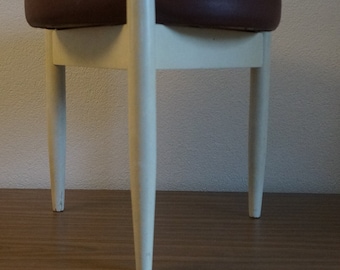 Tripod vintage retro mid century leder  stool from the 50s/60s