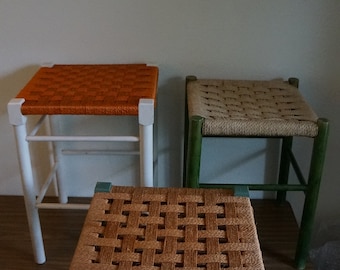 Taburete otomano danés de madera, estilo retro vintage de mediados de los años 70, con asiento de cuerda.
