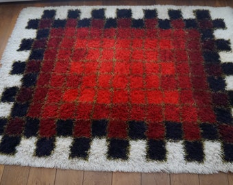 Vintage design red floor carpet rug with geometric pattern from the mid 20th century spage age carpet design