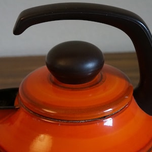 Great 70s enamel design mid modern mid century vintage retro kitchen kettle tea kettle Silit Germany spage age.