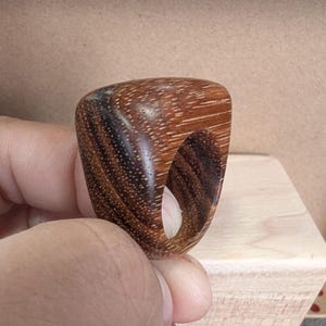 Bague en hickory, Fabriqué à la main, Minimaliste, Fabriqué au Québec.
