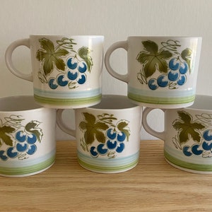 Harmony House Blue Grapes ironstone mokken set van 5