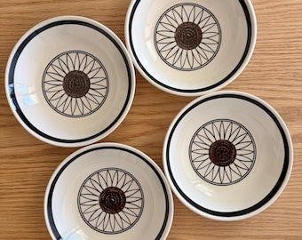 Set di 4 ciotole per cereali Casa Del Sol di Royal China USA con decorazioni floreali marroni e nere.
