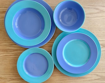 Platos y cuencos azules y turquesas de la colección Colorways by Lindt-Stymeist, vendidos individualmente.