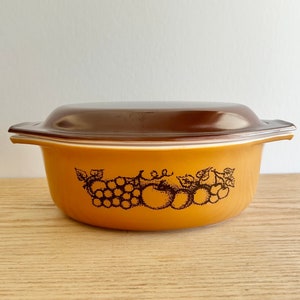 Pyrex Old Orchard casserole with lid #043 1970s