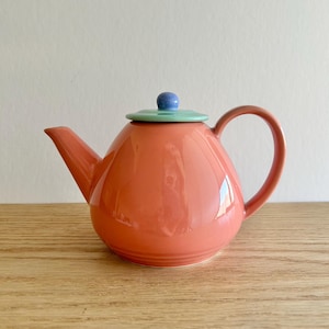 Könnte beinhalten: Set aus drei Keramikbehältern mit Deckeln, verziert mit einem blau-weißen Blumenmuster. Der größte Behälter ist etwa 20 cm hoch. Geeignet für die Aufbewahrung in der Küche.