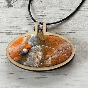 Horizontal oval necklace felting and bamboo frames merino wool with natural fibers and beads Art à porte The art of embellishing ARTF47H