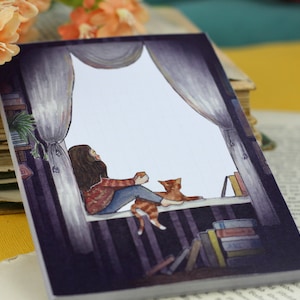 Può includere: Un'illustrazione ad acquerello di una persona seduta vicino a una finestra con un gatto. La persona indossa una camicia a quadri rossi e neri e jeans blu. Il gatto è arancione e bianco. La finestra è aperta e ci sono libri su uno scaffale sotto la finestra.