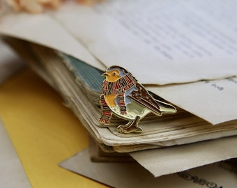 Emaille Pin - Rotkehlchen mit Schal - Geschenk für Vogelfreunde - Adventskalender befüllen
