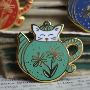 Pin's en émail - chat dans une théière - blanc/menthe
