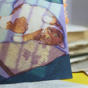 B-stock: cartolina - effetto madreperla - gatto con libro - ci vuole anche un gatto - illustrazione dipinta a mano - biglietto d'auguri