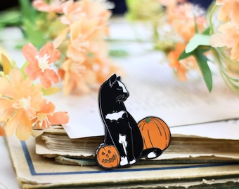 Emaille Pin - Autumn Nights - Schwarze Katze mit Kürbis - Halloween Pin