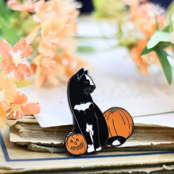 Emaille Pin - Autumn Nights - Schwarze Katze mit Kürbis - Halloween Pin