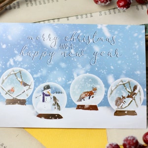 Carte postale - boules à neige avec animaux - Noël - renard, lapin, rouge-gorge et écureuil - propre illustration