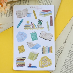 Könnte beinhalten: Eine Bogen mit Aufklebern mit Illustrationen von Büchern, Kaffeetassen und Buch-bezogenen Sätzen. Die Aufkleber sind auf weißem Hintergrund mit hellblauem Rand. Die Sätze auf den Aufklebern lauten "Alle Leser sind Führer", "Nur noch ein Kapitel" und "Ich liebe Bücher und Tee".