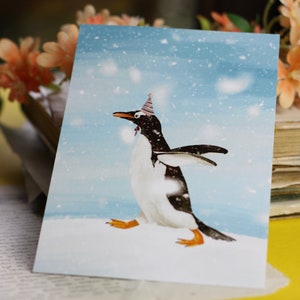 Carte postale - Pingouin festif - Manchot papou avec chapeau - Illustration peinte à la main - Carte d'anniversaire
