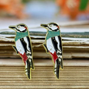 Emaille Pin - Buntspecht mit Schal - Glitzer und Normale Variante