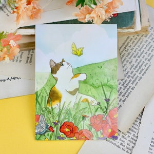 Postkarte - Glückskatze mit Schmetterling im Blumenfeld - Aquarell Illustration