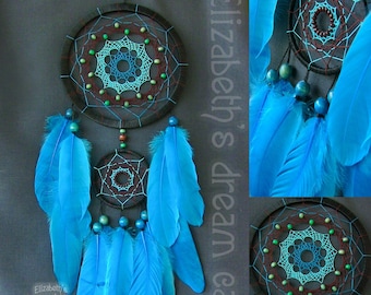 Handgefertigter blauer und brauner Traumfänger, lebendiger Boho Wandbehang, Meditation und Yoga Geschenk, schützendes spirituelles Dekor, Babypartygeschenk