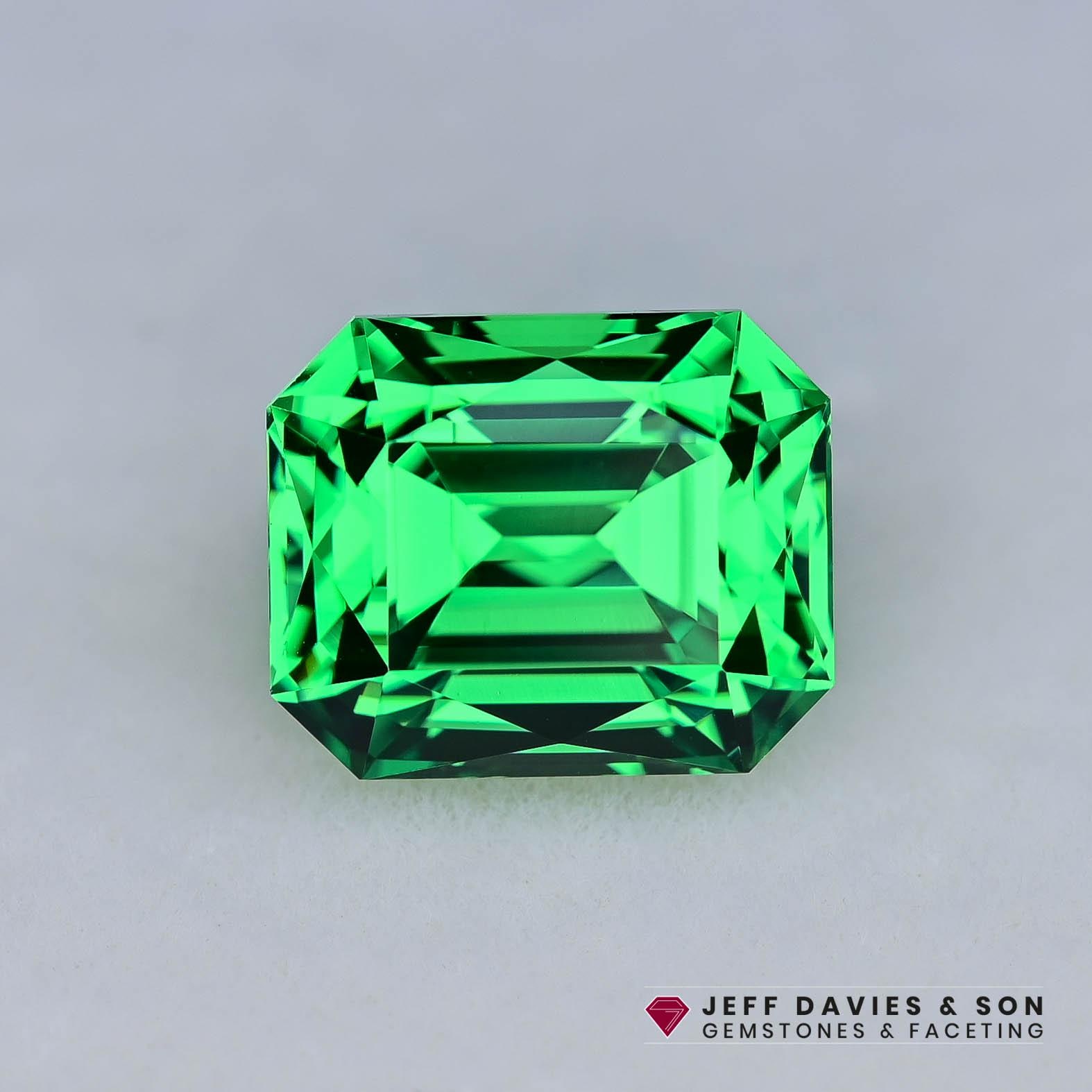キラキラ 4.41ct LAB Vanadium YAG - Yttrium Aluminum Garnet - Pulled