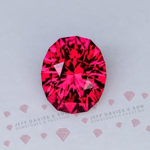 Rubí rojo intenso de laboratorio de 4,82 ct - Extraído con Czochralski - ¡Corte de precisión con pulido superior!