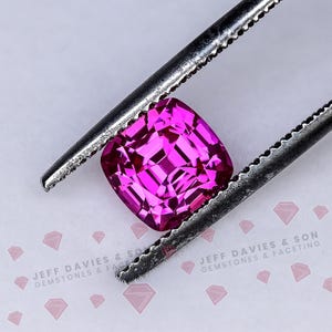 Zafiro rosa intenso de 2,26 ct cultivado en laboratorio - Talla escalonada de precisión