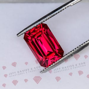 Rubí rojo intenso de laboratorio de 7,62 ct - Extraído con Czochralski - ¡Corte de precisión con pulido superior!