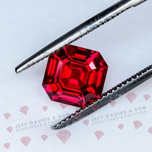 Rubí rojo brillante de 3,87 ct, procedente de laboratorio, con talla cojín antigua y pulido superior.
