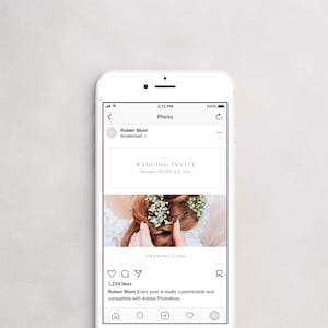 Puede incluir: Una invitaci&oacute;n de boda en la pantalla de un tel&eacute;fono inteligente. La invitaci&oacute;n es blanca con texto negro que dice "Wedding Invite" y "Saturday October 26th, 2019". La imagen de fondo es un primer plano del cabello de una novia con flores blancas.