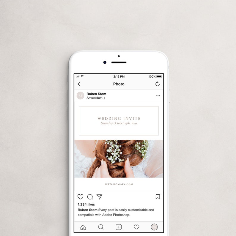 Puede incluir: Una invitaci&oacute;n de boda en la pantalla de un tel&eacute;fono inteligente. La invitaci&oacute;n es blanca con texto negro que dice "Wedding Invite" y "Saturday October 26th, 2019". La imagen de fondo es un primer plano del cabello de una novia con flores blancas.