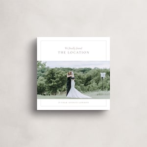 Puede incluir: Una invitaci&oacute;n de boda con una foto de una novia y un novio abraz&aacute;ndose en un campo verde. El texto dice "We finally found THE LOCATION" y "19 FOLK AVENUE LONDON".