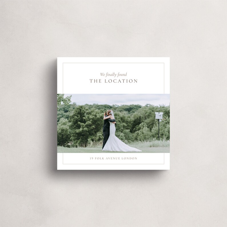 Puede incluir: Una invitaci&oacute;n de boda con una foto de una novia y un novio abraz&aacute;ndose en un campo verde. El texto dice "We finally found THE LOCATION" y "19 FOLK AVENUE LONDON".