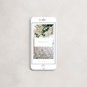 Puede incluir: Una pantalla de iPhone blanca que muestra un anuncio de boda para Kate & Clive. La imagen de fondo presenta flores blancas y una fila de copas de champ&aacute;n. El texto "Swipe up for more info" est&aacute; en la parte inferior de la pantalla.