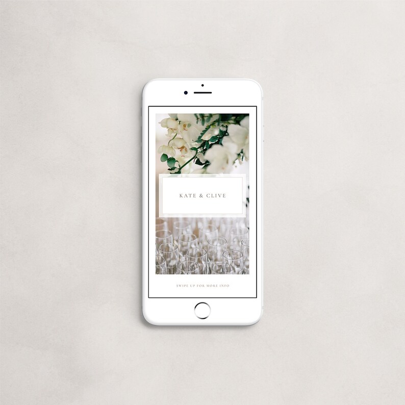 Puede incluir: Una pantalla de iPhone blanca que muestra un anuncio de boda para Kate & Clive. La imagen de fondo presenta flores blancas y una fila de copas de champ&aacute;n. El texto "Swipe up for more info" est&aacute; en la parte inferior de la pantalla.