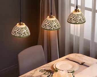 Lampada a sospensione in ceramica, lampada marocchina con motivo floreale verde, paralume avorio dipinto a mano, 26 cm, illuminazione a sospensione ideale per isola cucina o sala da pranzo.