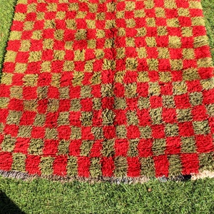 5x8ft marokkanische Teppiche: Handgefertigter marokkanischer Vintage-Teppich Beni Mguild Boho-Eleganz mit einem Hauch von kariertem Charme 164 x 274 cm Bild 7