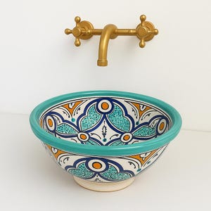 Lavabo marroquí de cerámica hecho a mano: lavabo redondo con motivos tradicionales de zellige, decoración de baño en tonos azules y verdes.