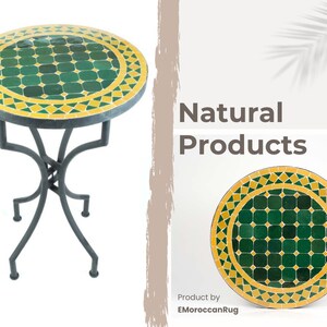 Puede incluir: Una mesa redonda con tapa de mosaico de azulejos verdes y amarillos con base de metal negro. La tapa de la mesa tiene un patrón geométrico de cuadrados y diamantes. La mesa tiene un diámetro de 61 cm.