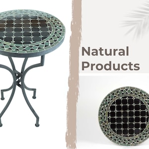 Puede incluir: Una mesa auxiliar redonda con mosaicos y un marco de metal gris oscuro. La mesa presenta un patrón de baldosas negras y verdes. La mesa tiene aproximadamente 61 cm de diámetro y mide unos 71 cm de alto. También se ven las palabras "Natural Products".