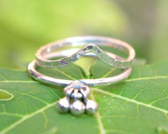 Anello impilabile in argento sterling martellato: Chevron, campanelli pendenti