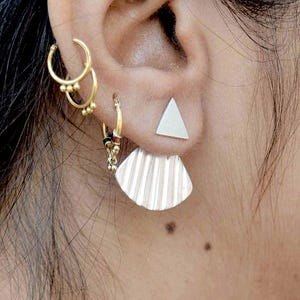 Sterlingzilveren schelpoorbellen: geometrische oorbellen