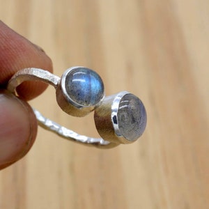 Twee labradoriet ring sterlingzilver minimalistische ring stapelen vrouwen ring edelsteen blauwe stenen ring gehamerd bypass-ring handgemaakt cadeau voor moeder