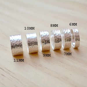 Brede gehamerde zilveren ring, sterlingband, minimale trouwring, sterlingzilveren ring, danity band, 925 zilver, stapelring, boho cadeau mannen
